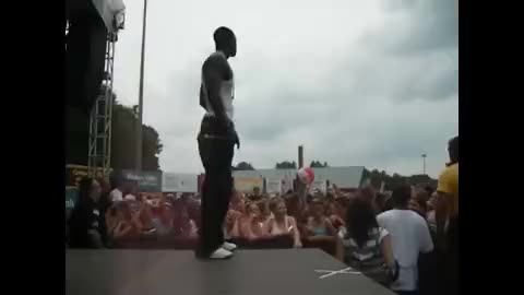 Akon throws a fan off stage